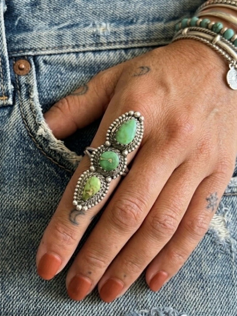 Native American style sterling silver three stone green turquoise ring - Picture 4 of 11